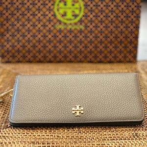 NEW Tory Burch "Carter" Slim Wristlet Envelope